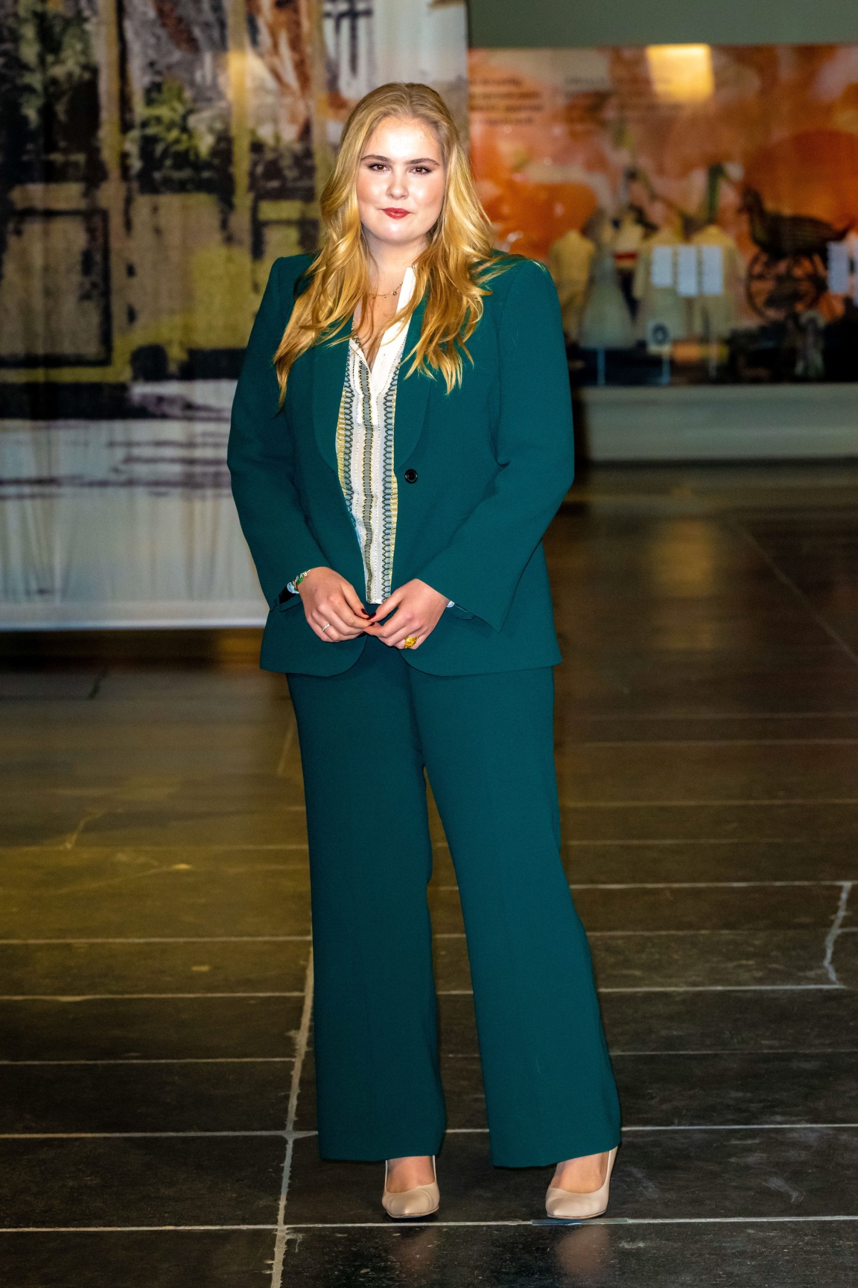 De prinses in een van haar favoriete looks: een power suit.