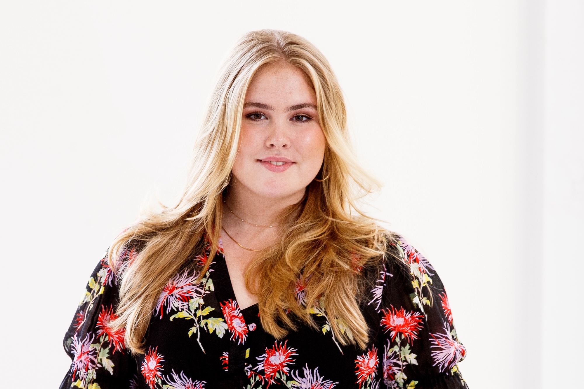 Amalia kiest voor een fleurige maxi-jurk tijdens de zomerfotosessie in 2022.