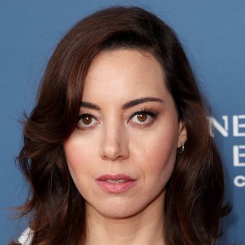 the-white-lotus-ster-aubrey-plaza-ruilt-haar-bruine-lokken-in-voor-een-winterblonde-coupe-234854