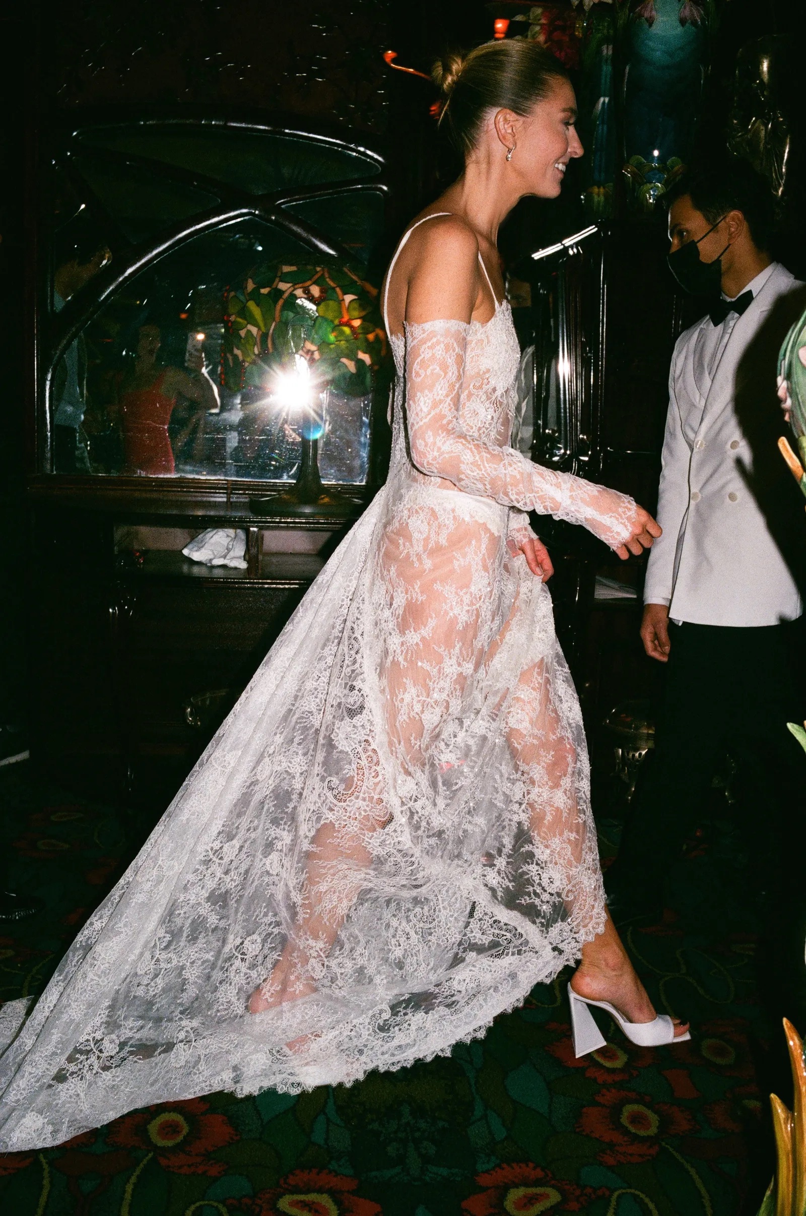 Camille Charriere's kanten jurk behoort tot de trouwtrends van 2023