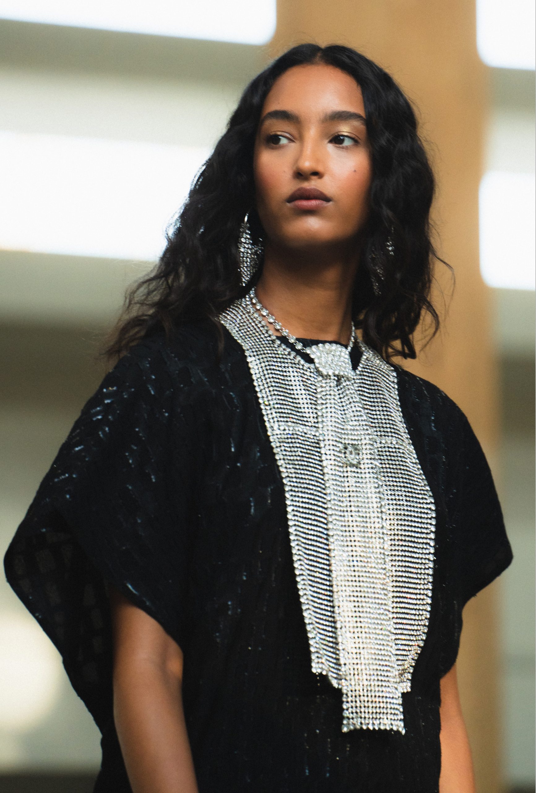 Een van de beautylooks van Chanel Métiers d'Art 2023