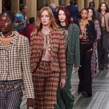 de-chanel-metiers-dart-2023-collectie-is-een-verfijnde-clash-van-prints-kleur-glitter-en-cultuur-234344