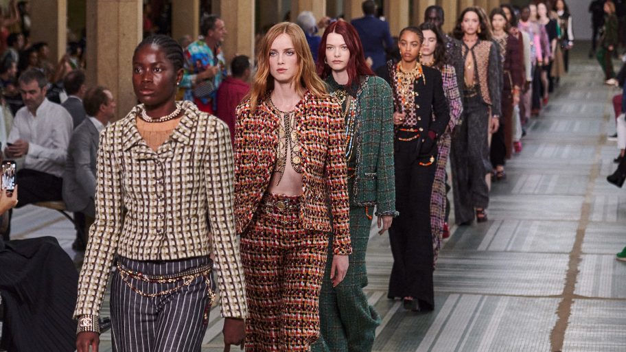 de-chanel-metiers-dart-2023-collectie-is-een-verfijnde-clash-van-prints-kleur-glitter-en-cultuur-234344