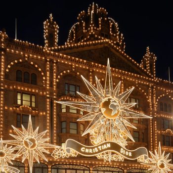 dior-tovert-harrods-om-tot-een-gigantisch-peperkoekhuis-voor-kerst-234650