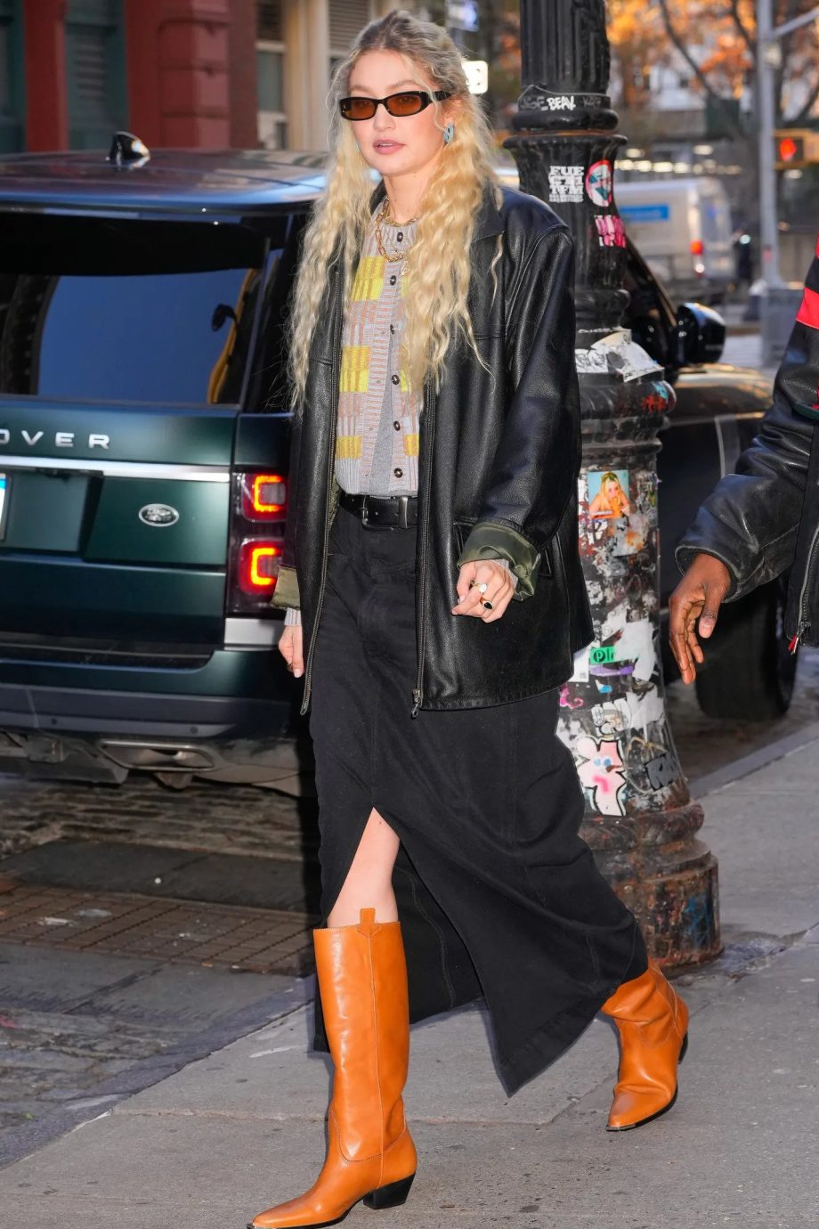 gigi-hadid-rockt-in-new-york-de-rok-die-bij-alle-winterboots-past-234688