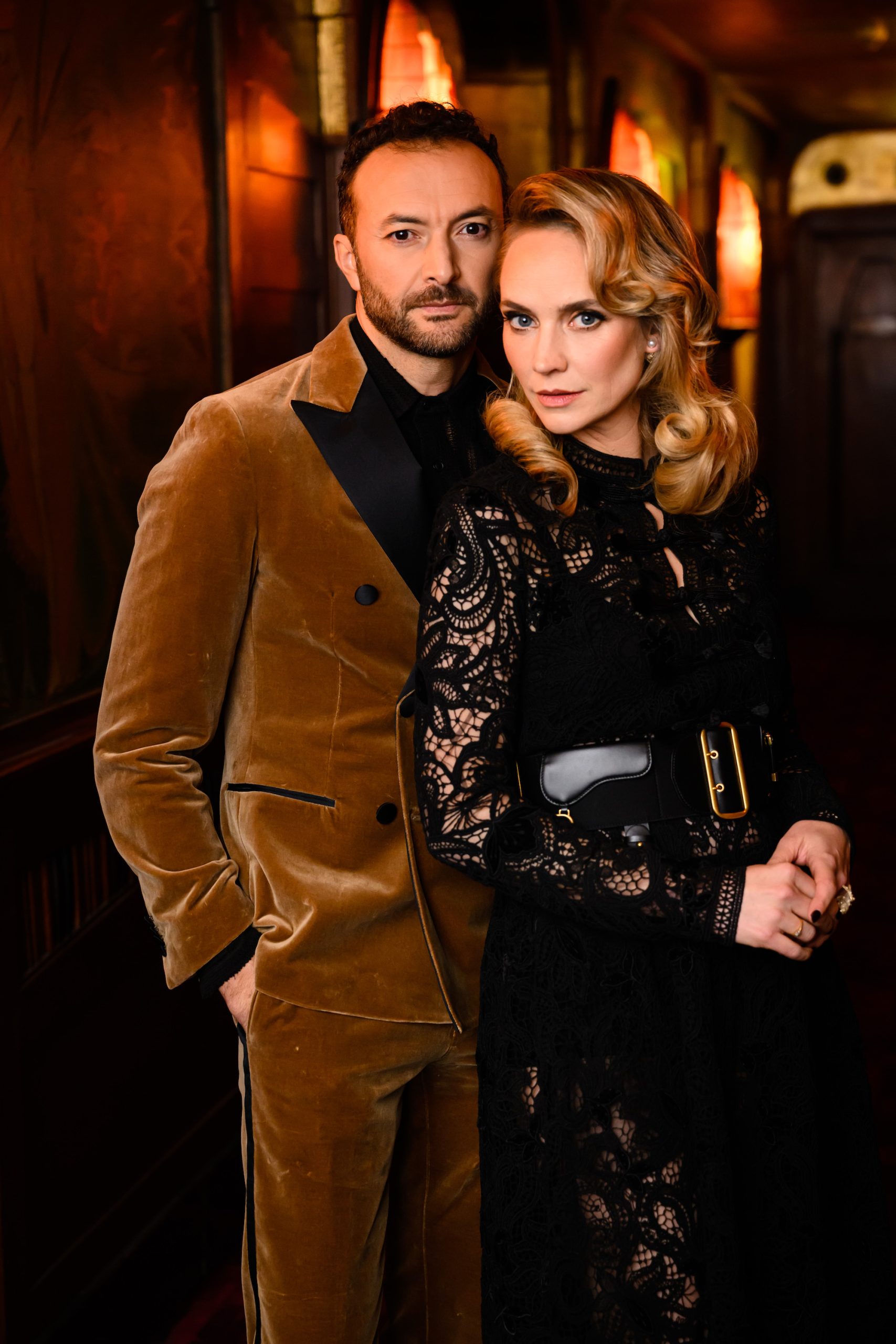 De cast van 'Faithfully Yours' schittert tijdens première in Tuschinski
