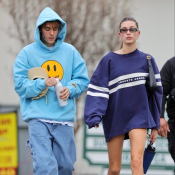 hailey-bieber-channelt-prinses-diana-met-deze-athleisure-look-235741