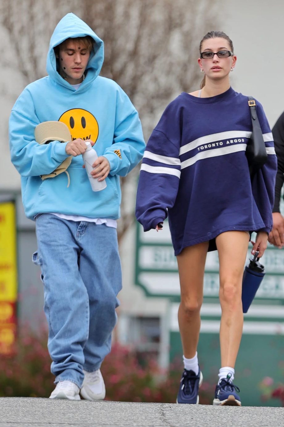 hailey-bieber-channelt-prinses-diana-met-deze-athleisure-look-235741