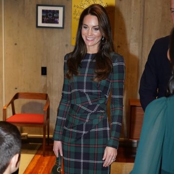 kate-middleton-is-klaar-voor-de-feestdagen-in-haar-burberry-jurk-233143