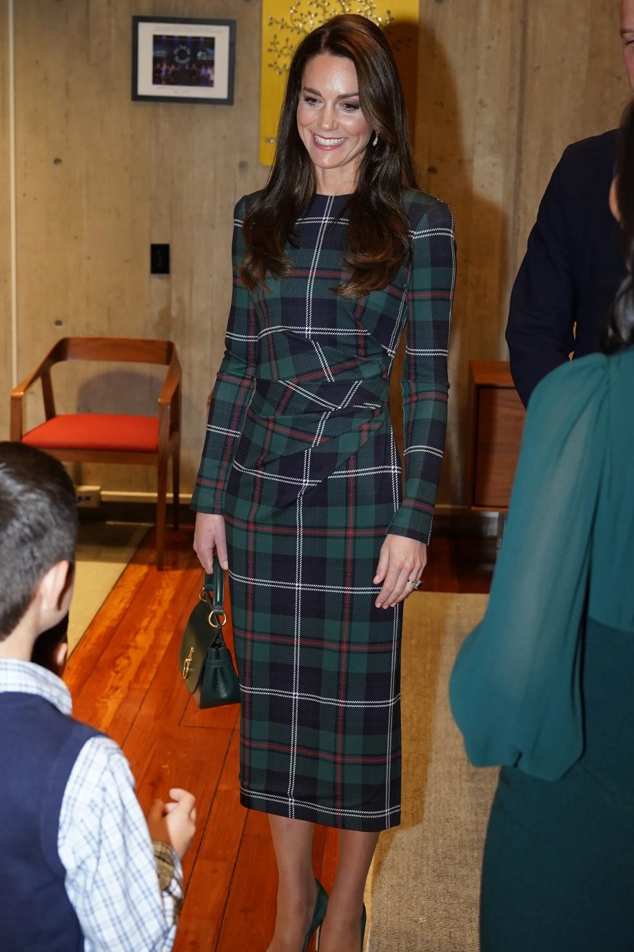 kate-middleton-is-klaar-voor-de-feestdagen-in-haar-burberry-jurk-233143