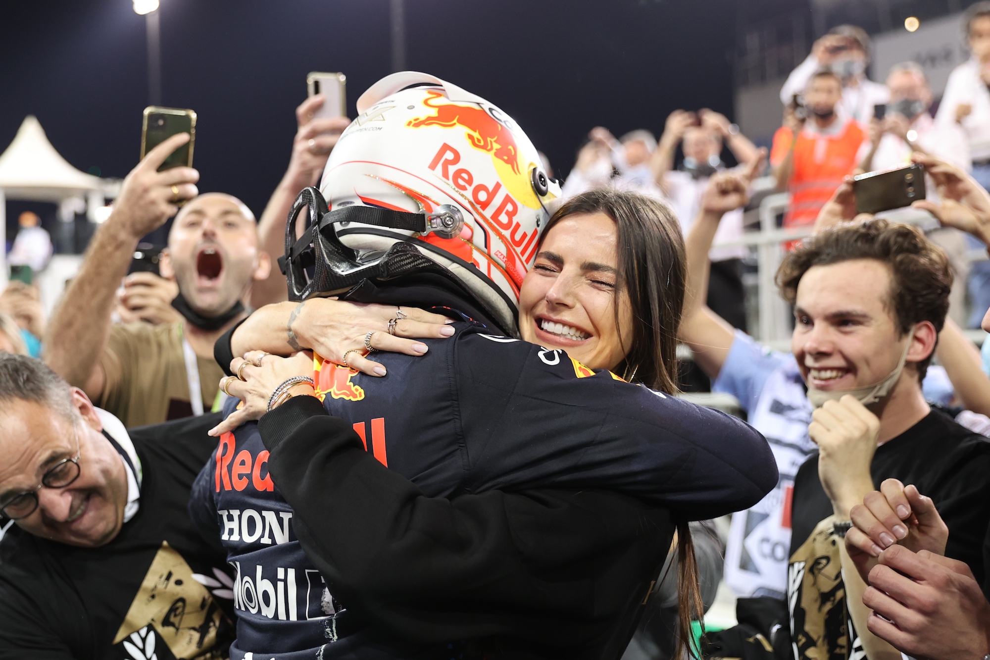 Kelly omhelst Max na zijn winst op het circuit van Abu Dhabi, december 2021.