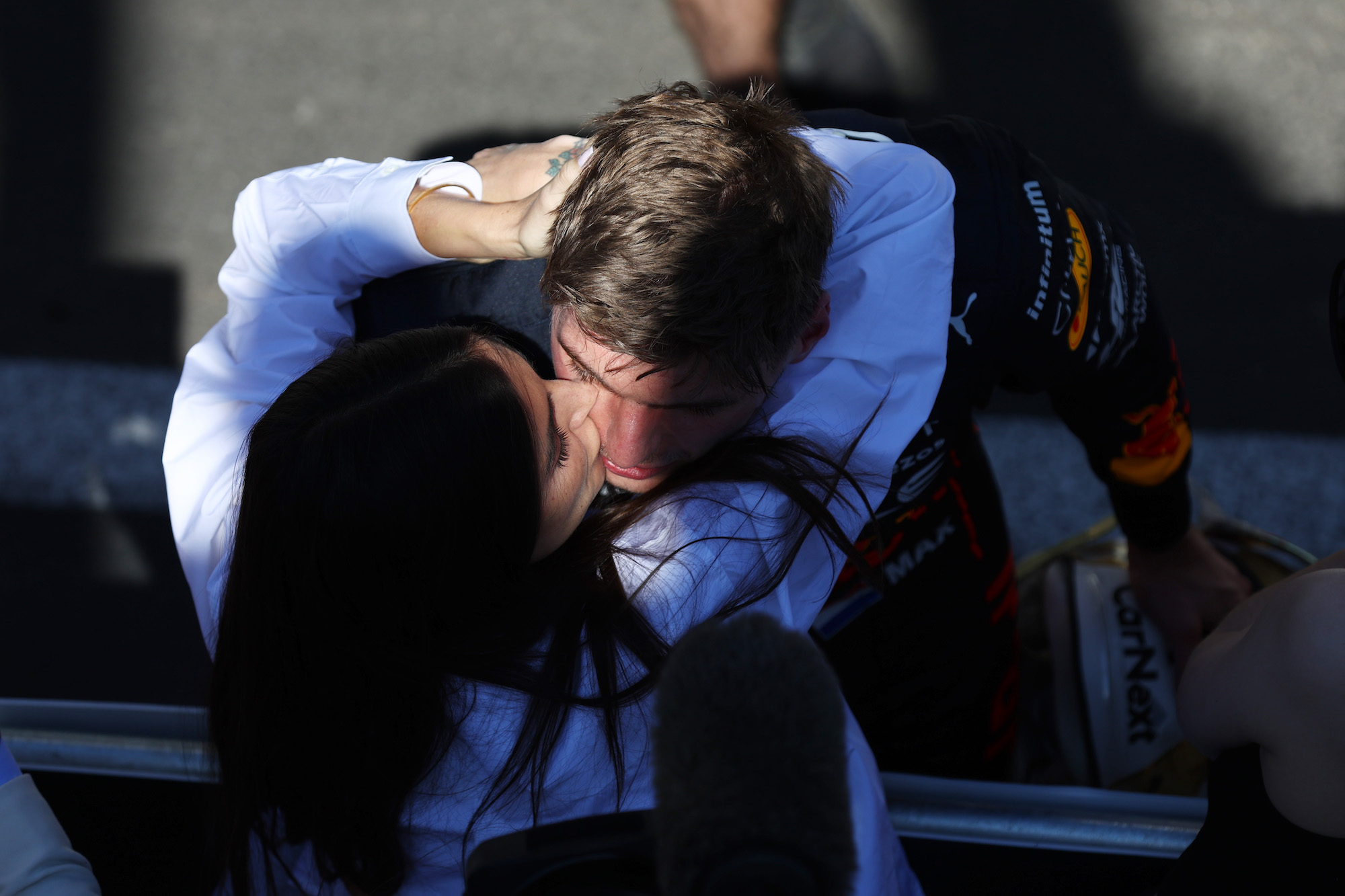 Een intiem moment nadat Verstappen de race heeft gewonnen in Montréal, Canada in juni 2022.