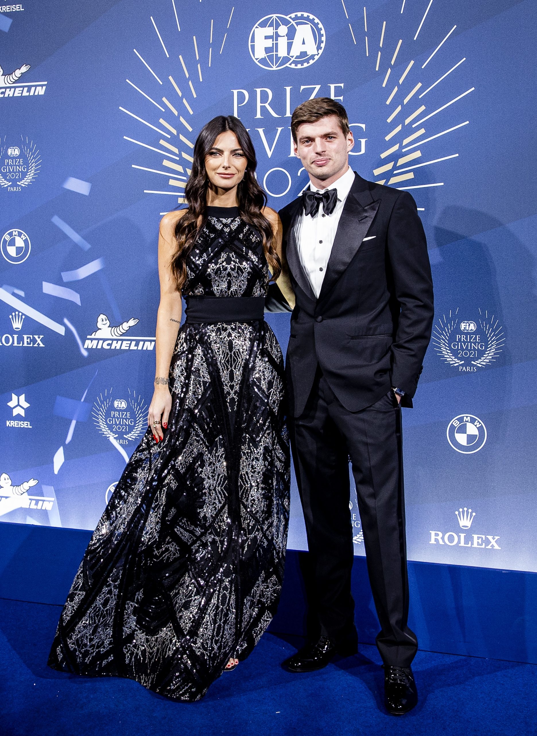 Max Verstappen en Kelly Piquet op de blauwe loper op het FIA Price Giving Gala, waar de coureur zijn eerste wereldbeker uitgereikt krijgt.