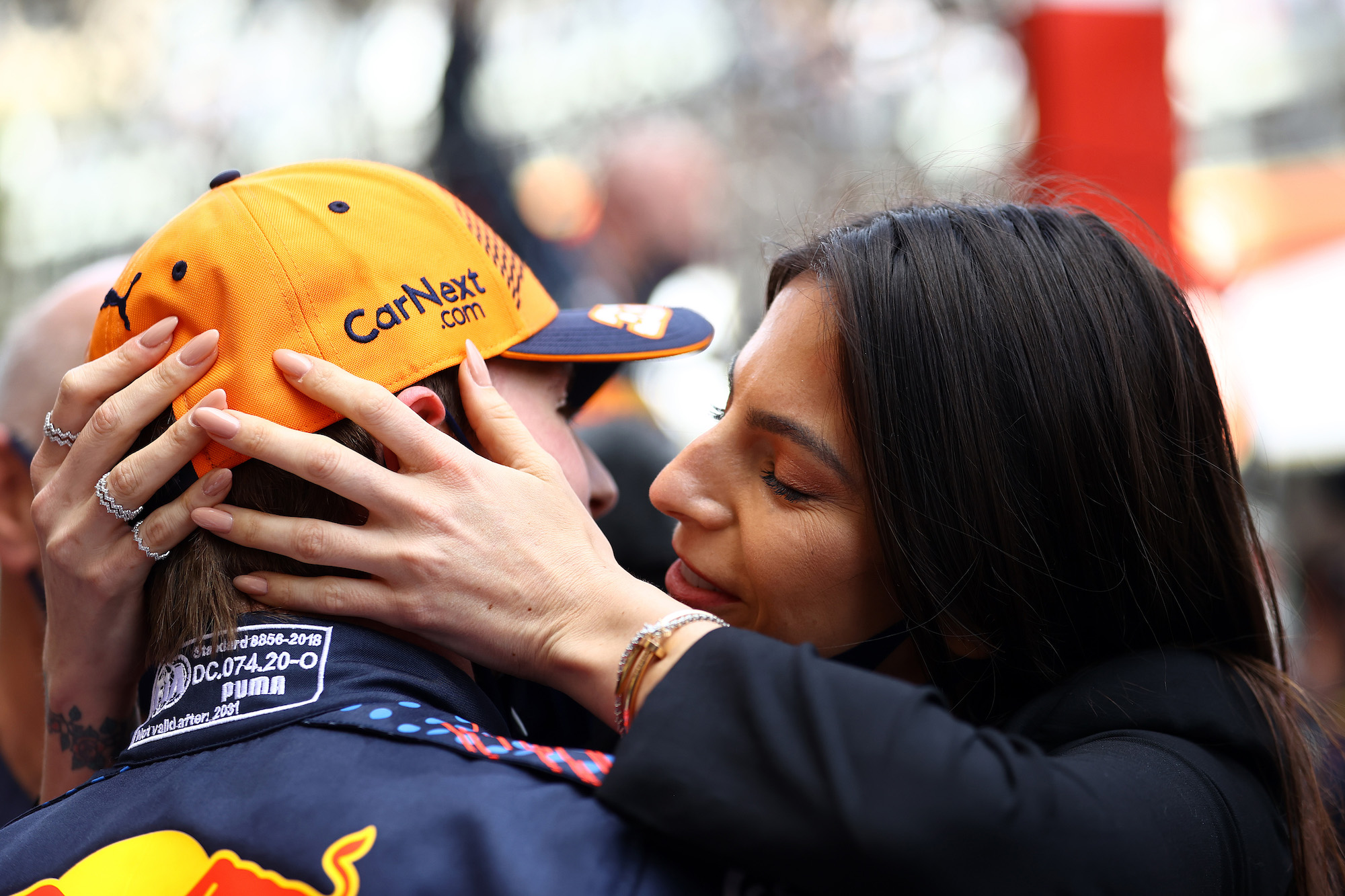 Het model feliciteert haar vriend na het winnen van zijn race in Monaco, mei 2021.