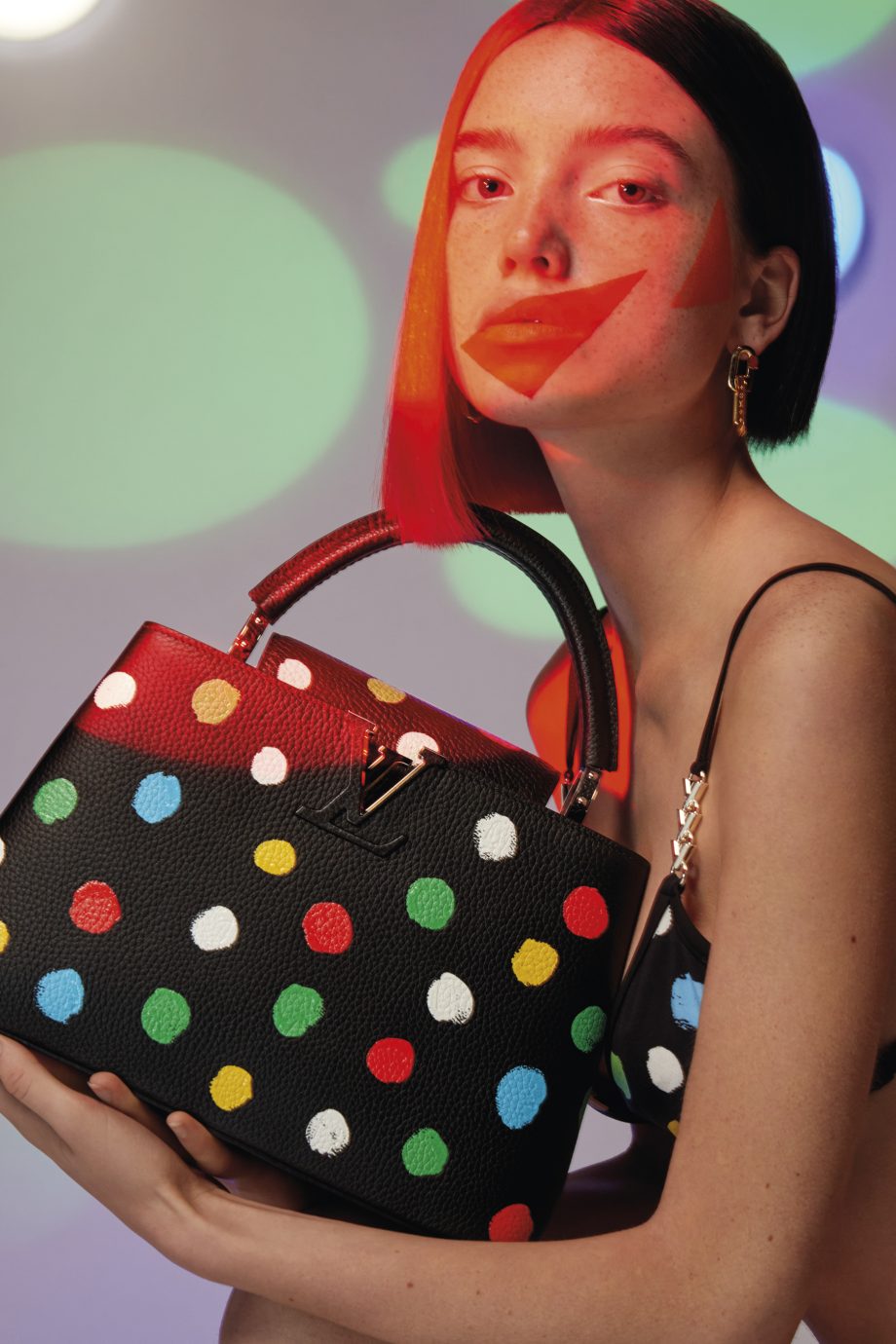 ontdek-de-collectie-van-louis-vuitton-en-yayoi-kusama-in-kleurrijke-vogue-shoot-236341