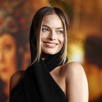 wil-je-zien-margot-robbie-poseert-met-haar-moeder-op-de-rode-loper-tijdens-premiere-babylon-235243