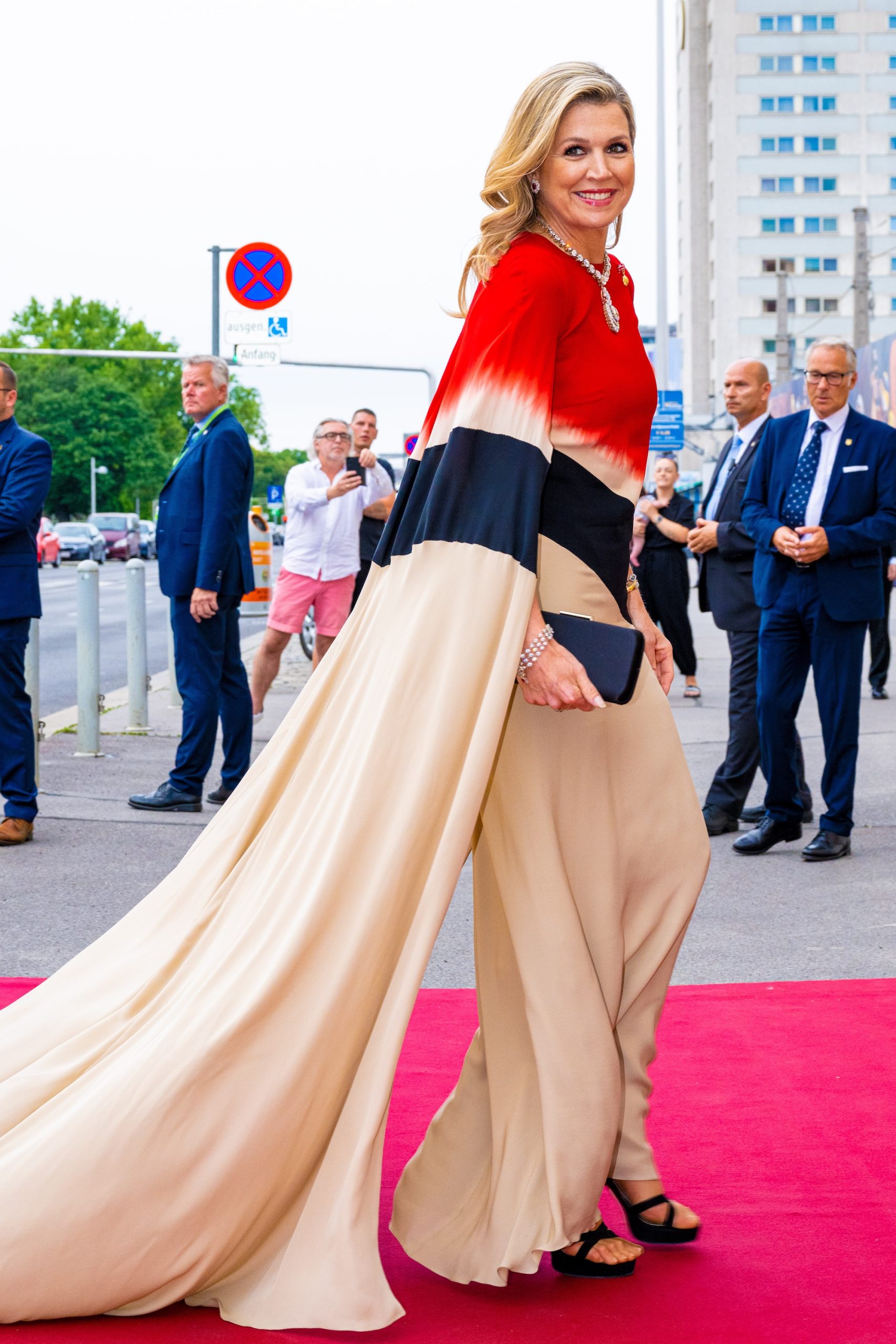 Máxima in een capejurk in Wenen, 2022