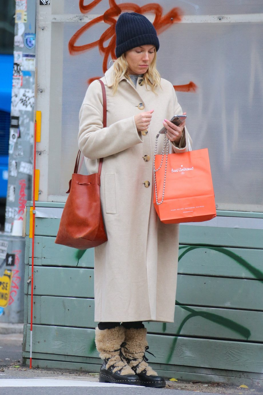 de-cozy-winterlaarzen-van-sienna-miller-zijn-nog-gewaagder-dan-uggs-233178