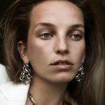 Model uit Vogue mei 2022 met een mooie huid