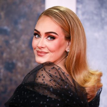 adele-schittert-in-duurzame-va-va-voom-creatie-van-stella-mccartney-240361