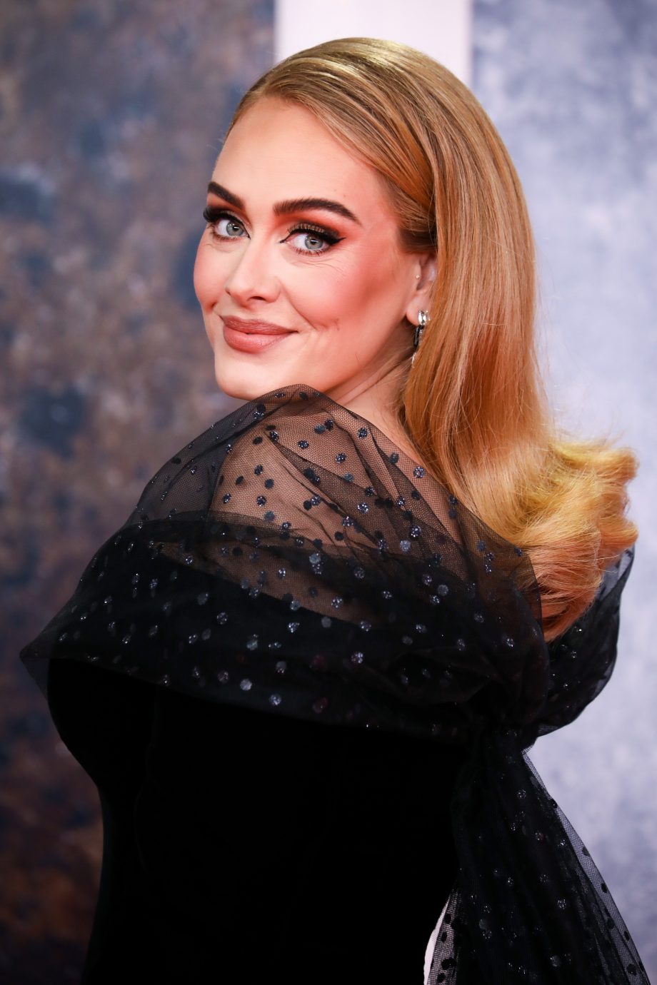 adele-schittert-in-duurzame-va-va-voom-creatie-van-stella-mccartney-240361