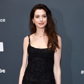 anne-hathaway-doet-hoofden-draaien-in-sexy-grunge-look-van-versace-239411