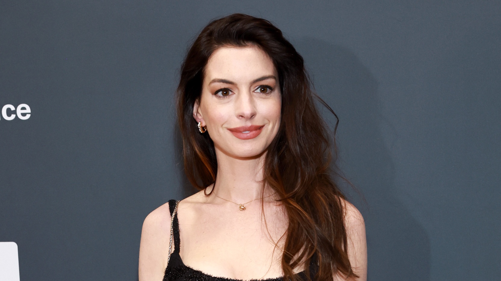 Anne Hathaway doet hoofden omdraaien in sexy grunge-look