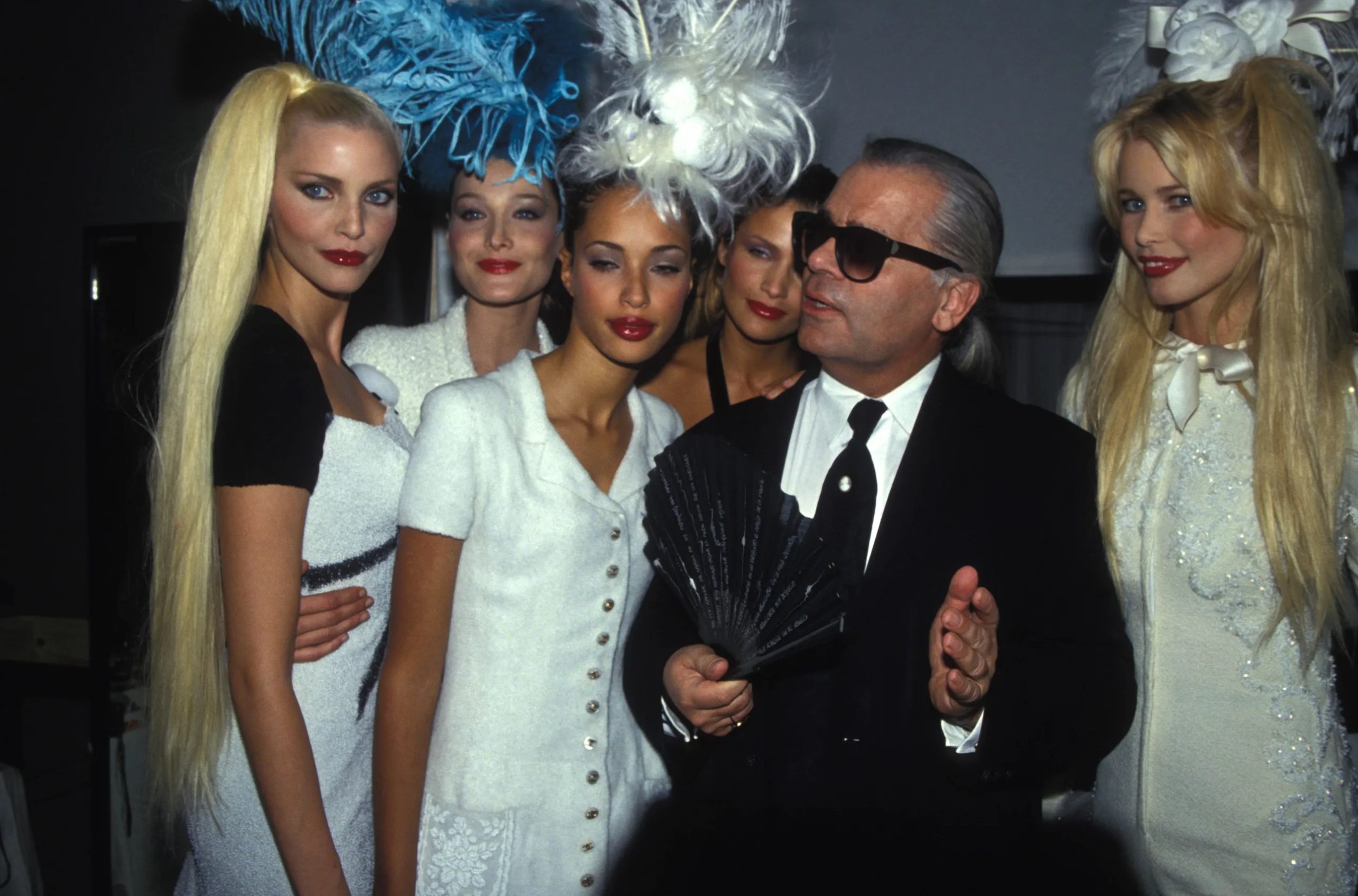 Karl Lagerfeld omringd door Nadja Auermann, Carla Bruni, Helena Christensen en Claudia Schiffer tijdens Chanel haute couture herfst/winter 1994.