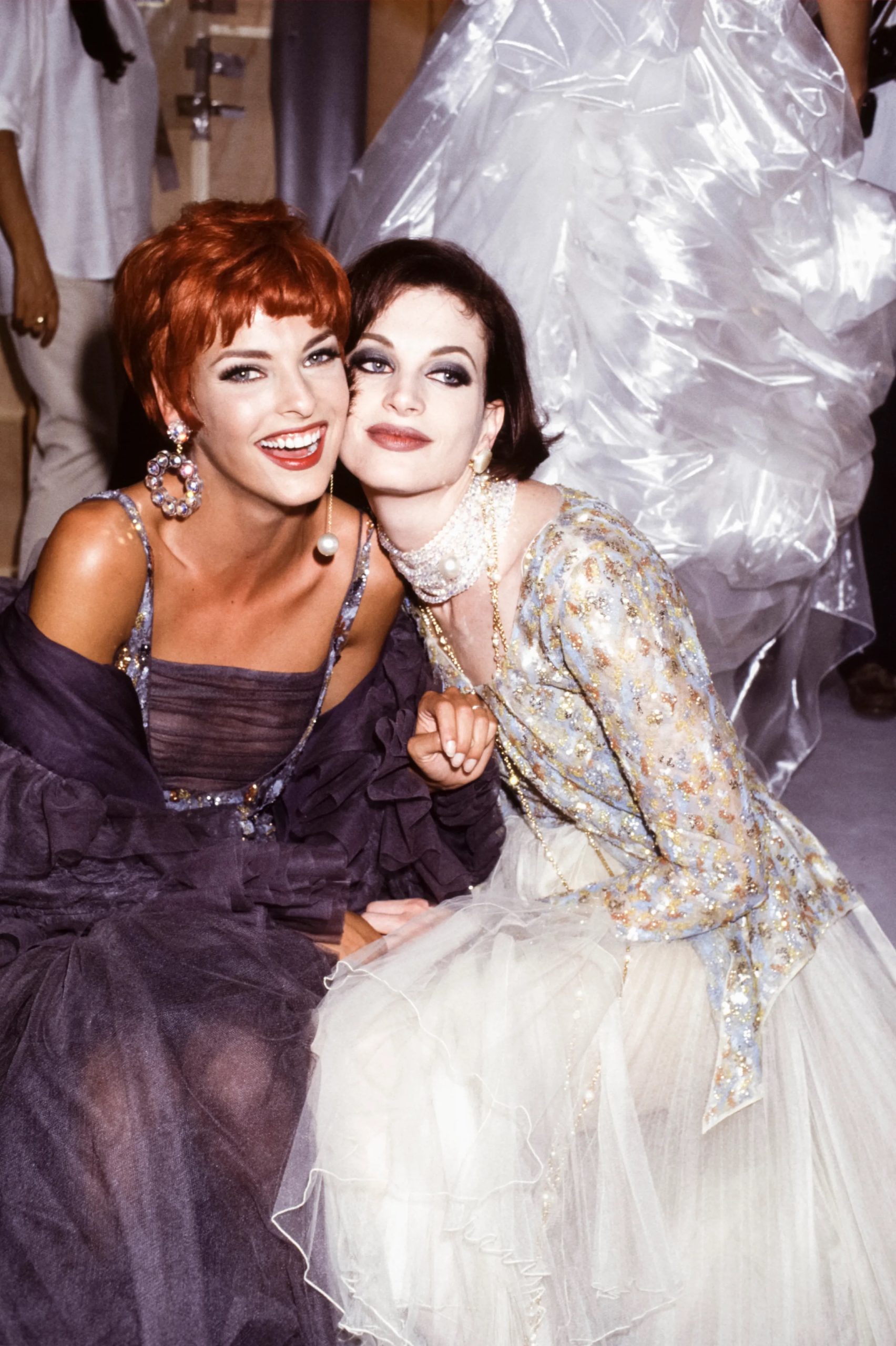 Linda Evangelista en Kristen McMenamy backstage bij Chanel haute couture herfst/winter 1991.
