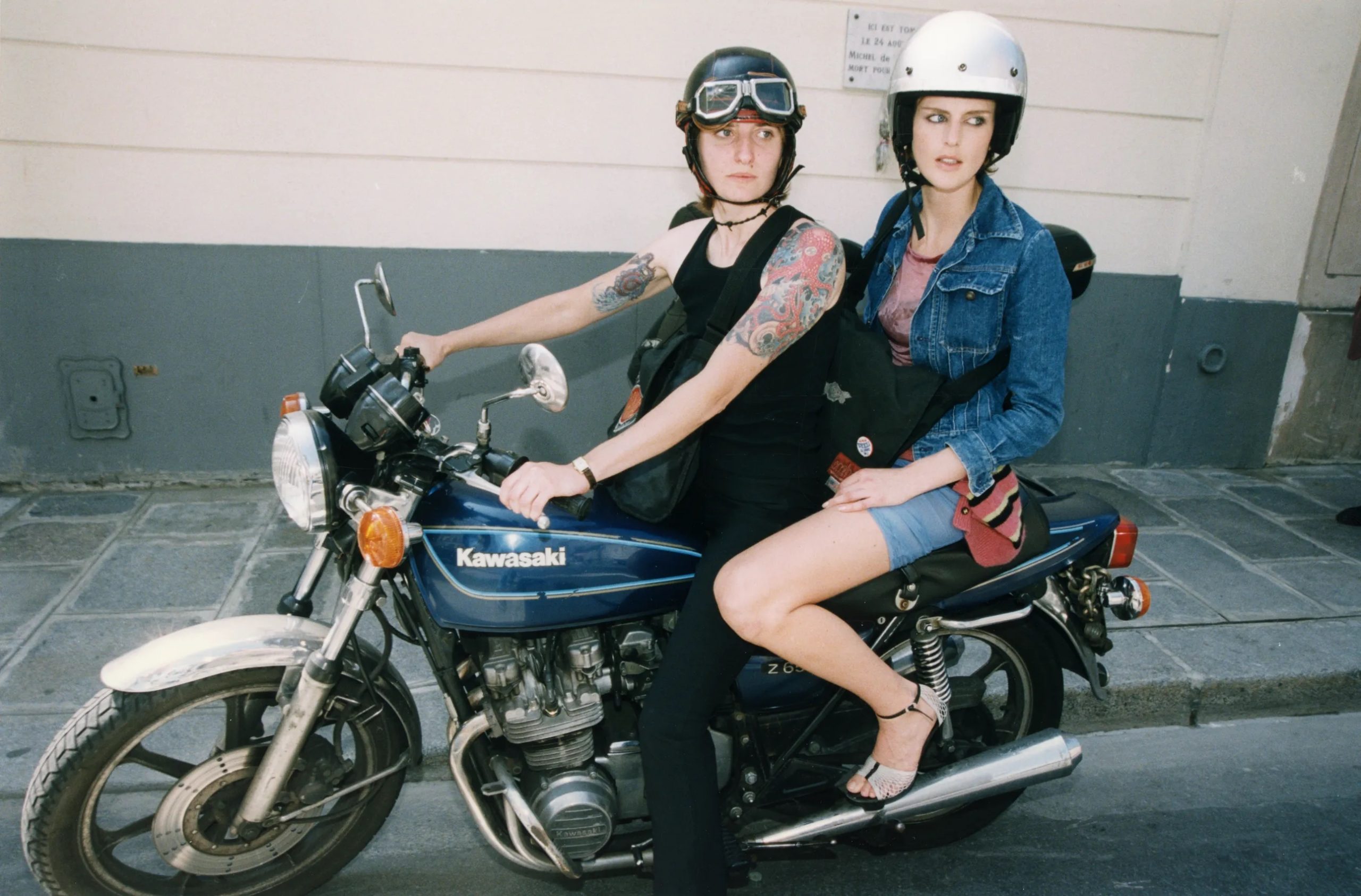 Stella Tennant arriveert bij Chanel haute couture in 1997.