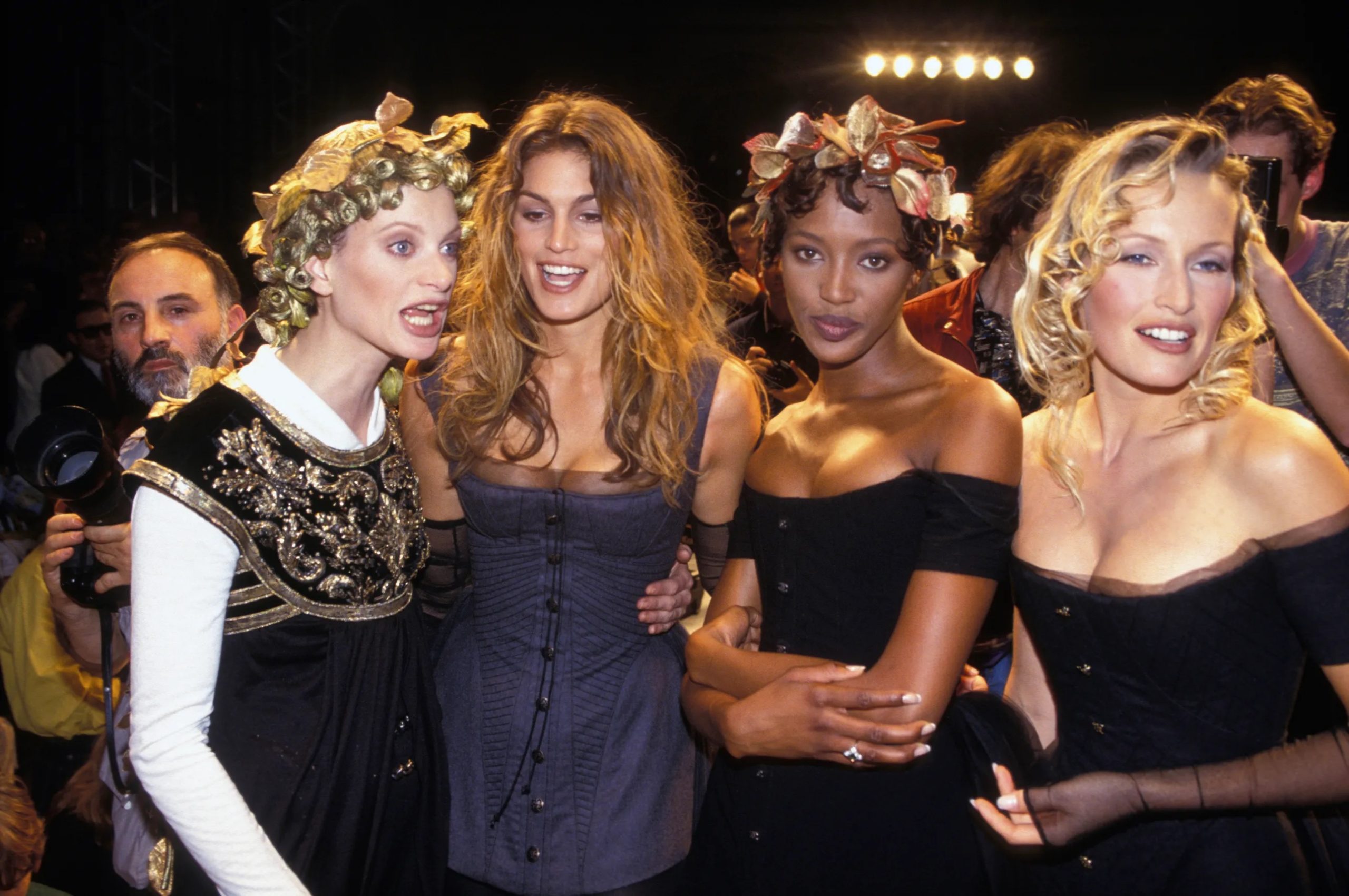 Kristen McMenamy, Cindy Crawford, Naomi Campbell en Karen Mulder bij Chanel haute couture herfst/winter 1993.