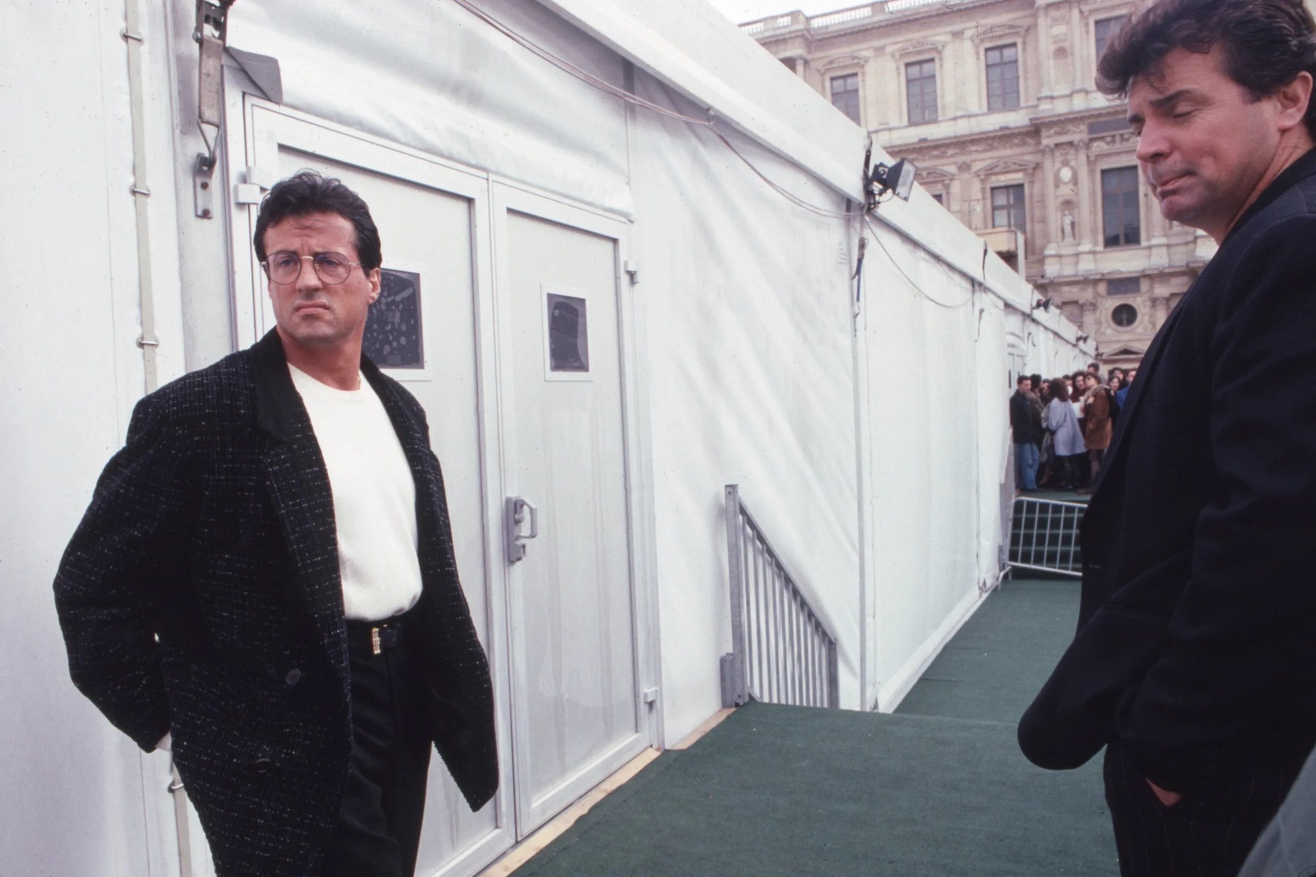 Sylvester Stallone bij Chanel haute couture lente/zomer 1993.