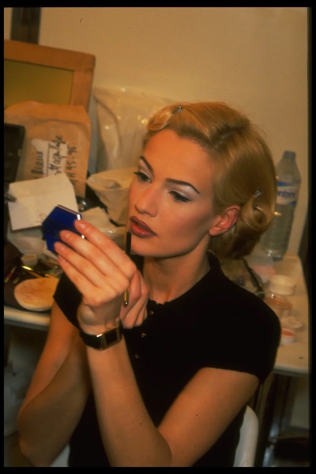 Backstage bij Dior haute couture herfst/winter 1995.