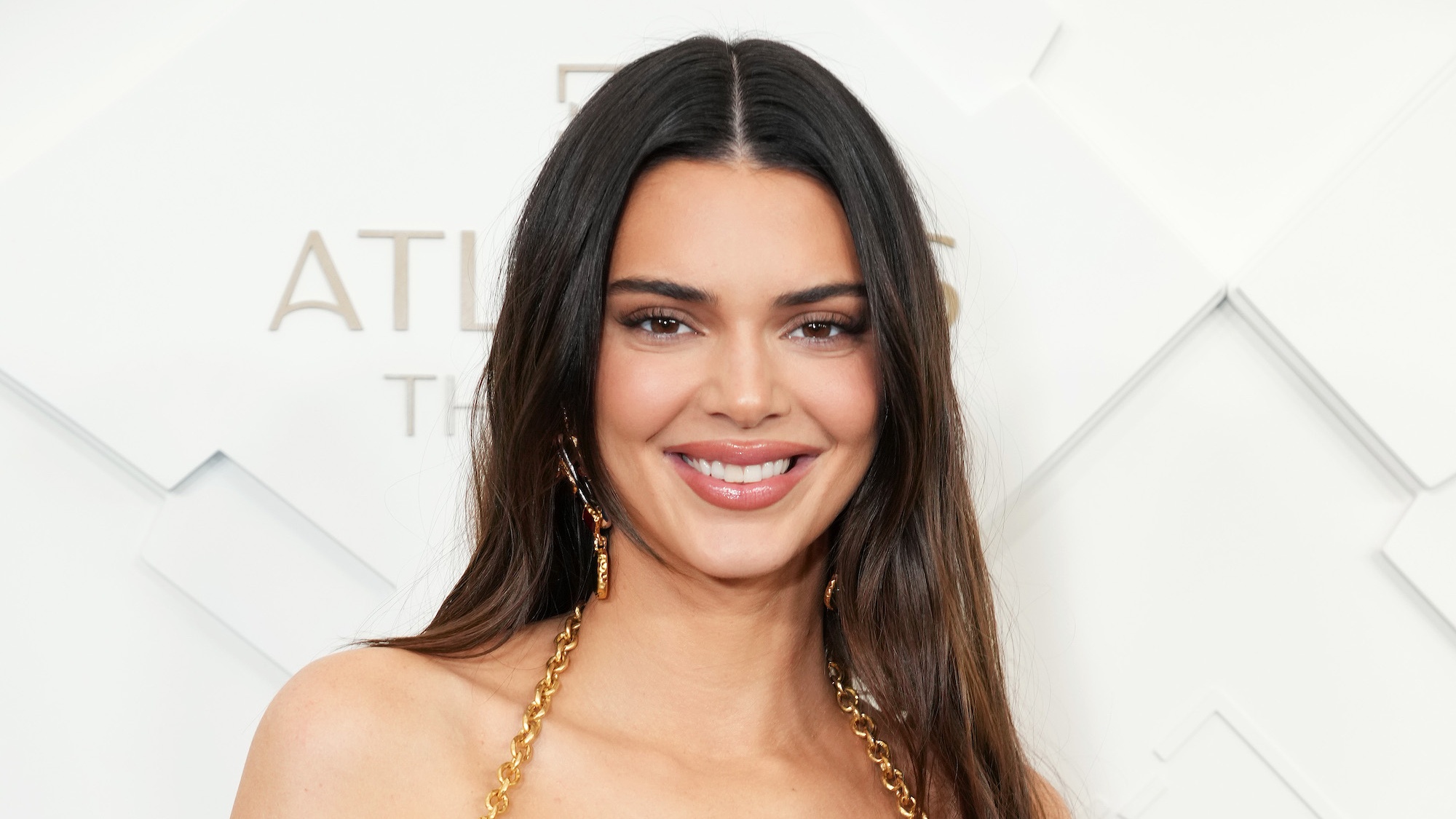 Kendall Jenner combineert Schiaparelli-jurk met teenslippers