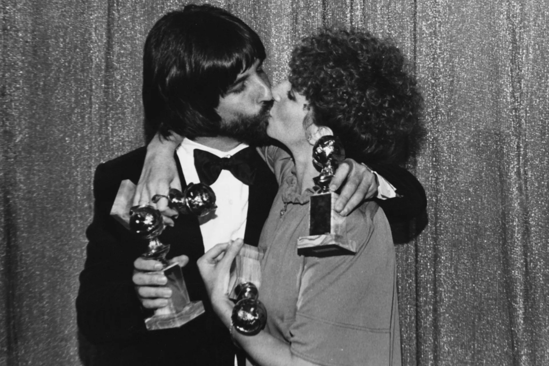 Ster Barbra Streisand en producer Jon Peters vierden hun overwinning voor A Star is Born in 1977