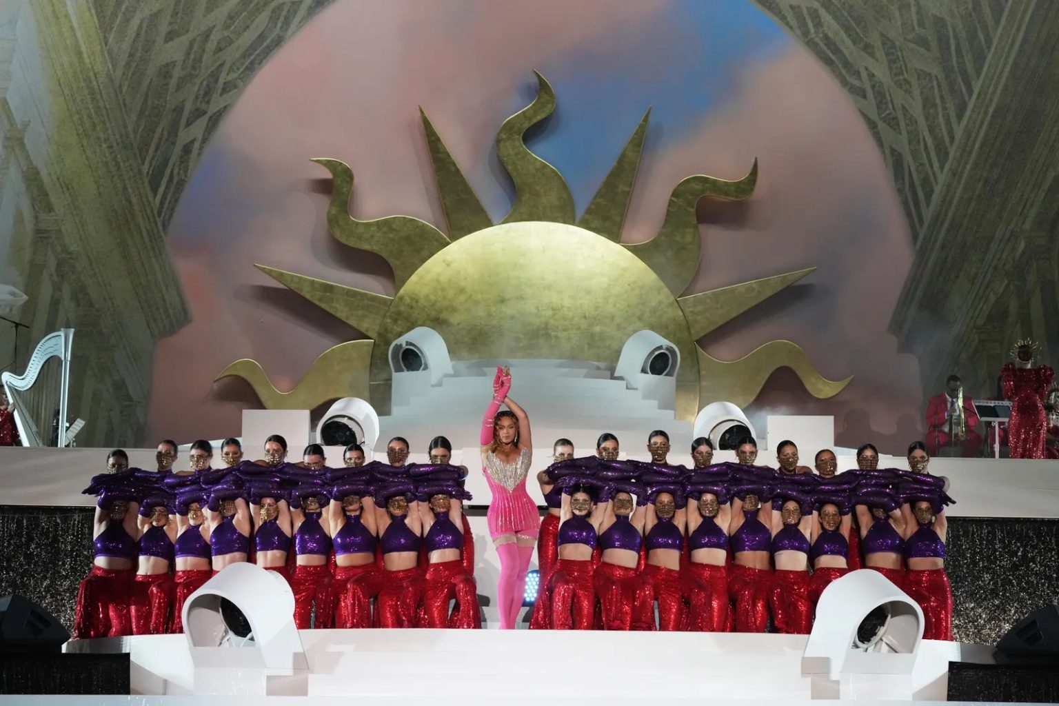 Beyoncé draagt dramatische looks tijdens optreden in Dubai