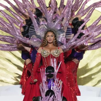 dramatische-looks-maar-ook-kritiek-beyonce-gaf-haar-eerste-optreden-in-vier-jaar-239370