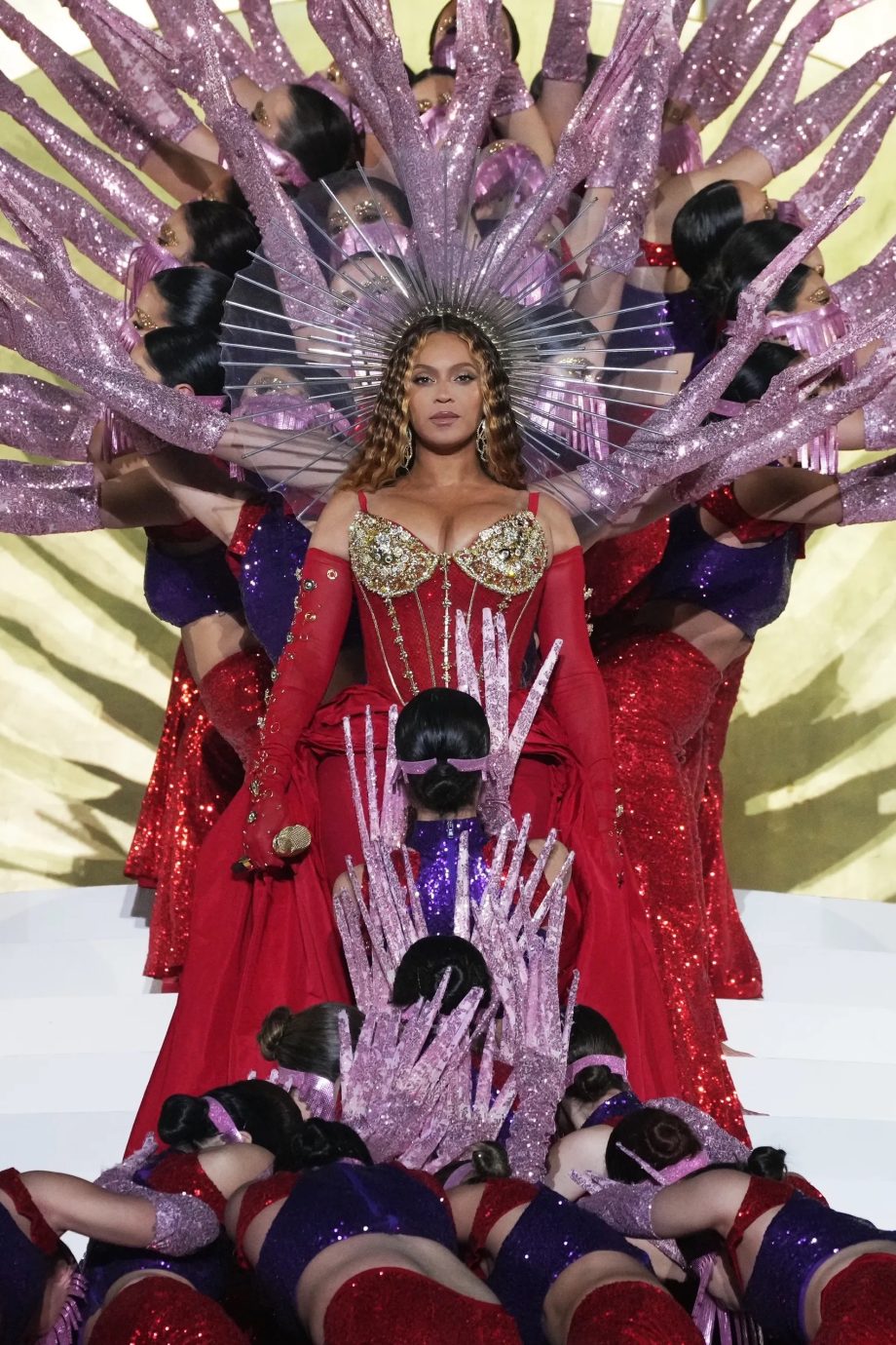 dramatische-looks-maar-ook-kritiek-beyonce-gaf-haar-eerste-optreden-in-vier-jaar-239370