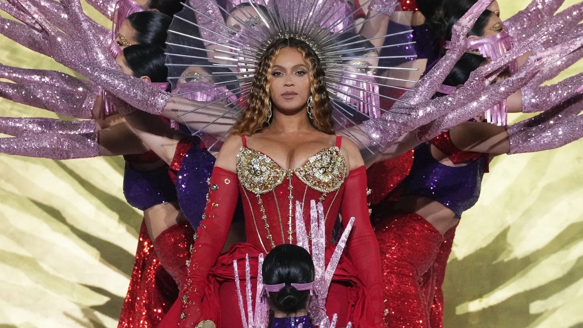 Beyoncé draagt dramatische looks tijdens optreden in Dubai
