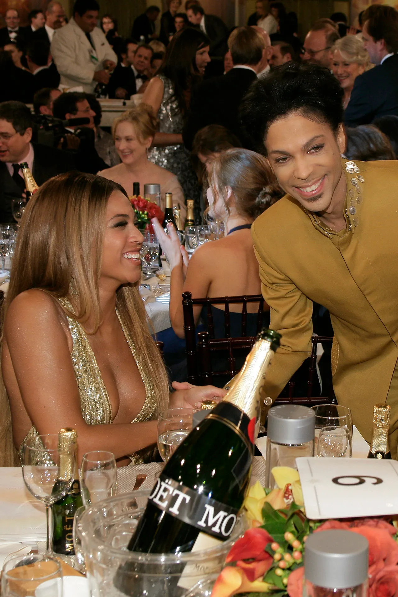 Beyoncé en Prince lachen samen als het feest begint tijdens de Golden Globes 2007