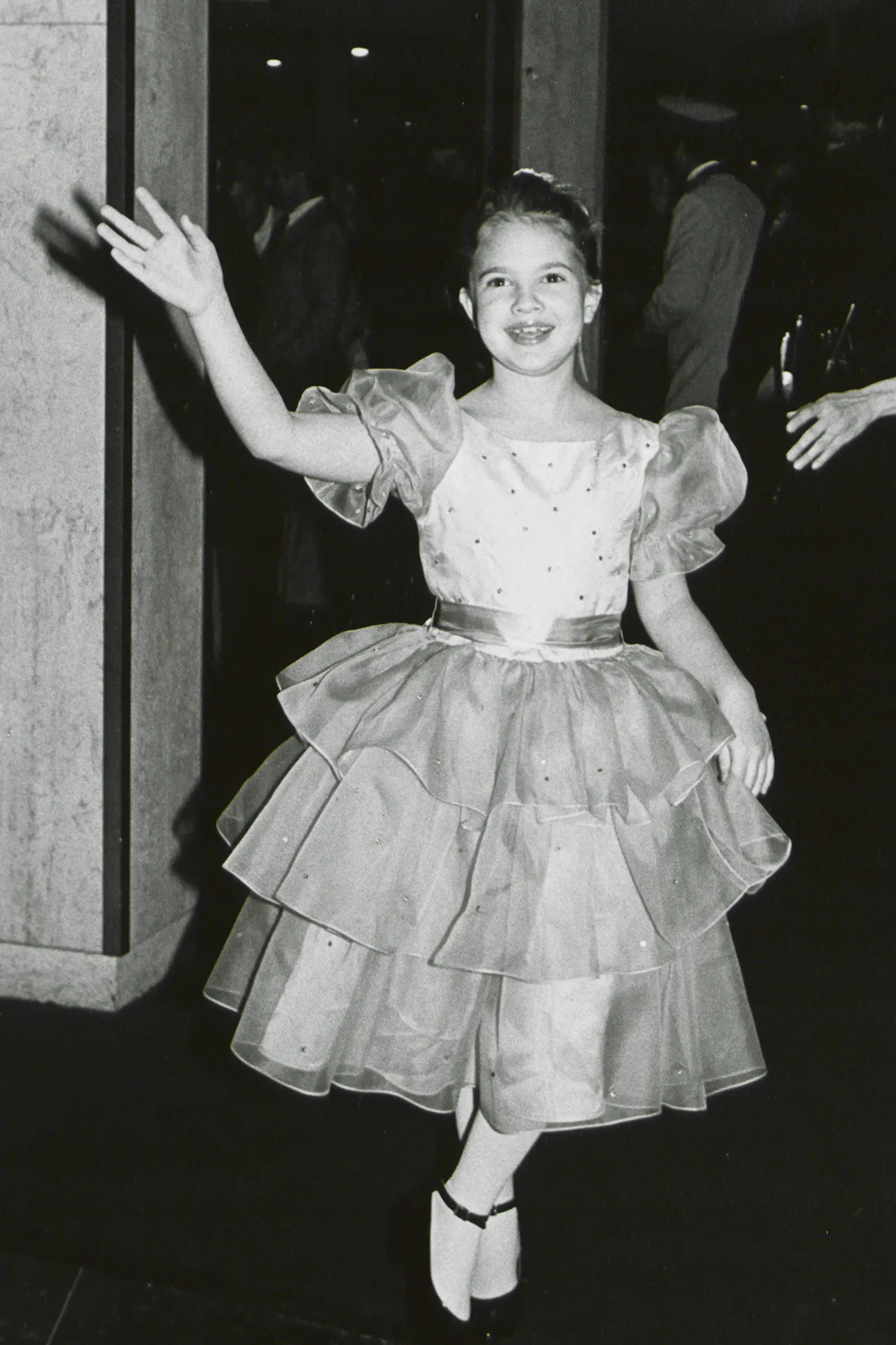 Een jonge Drew Barrymore tijdens een van haar eerste van vele optredens op de rode loper bij de Globes in 1983