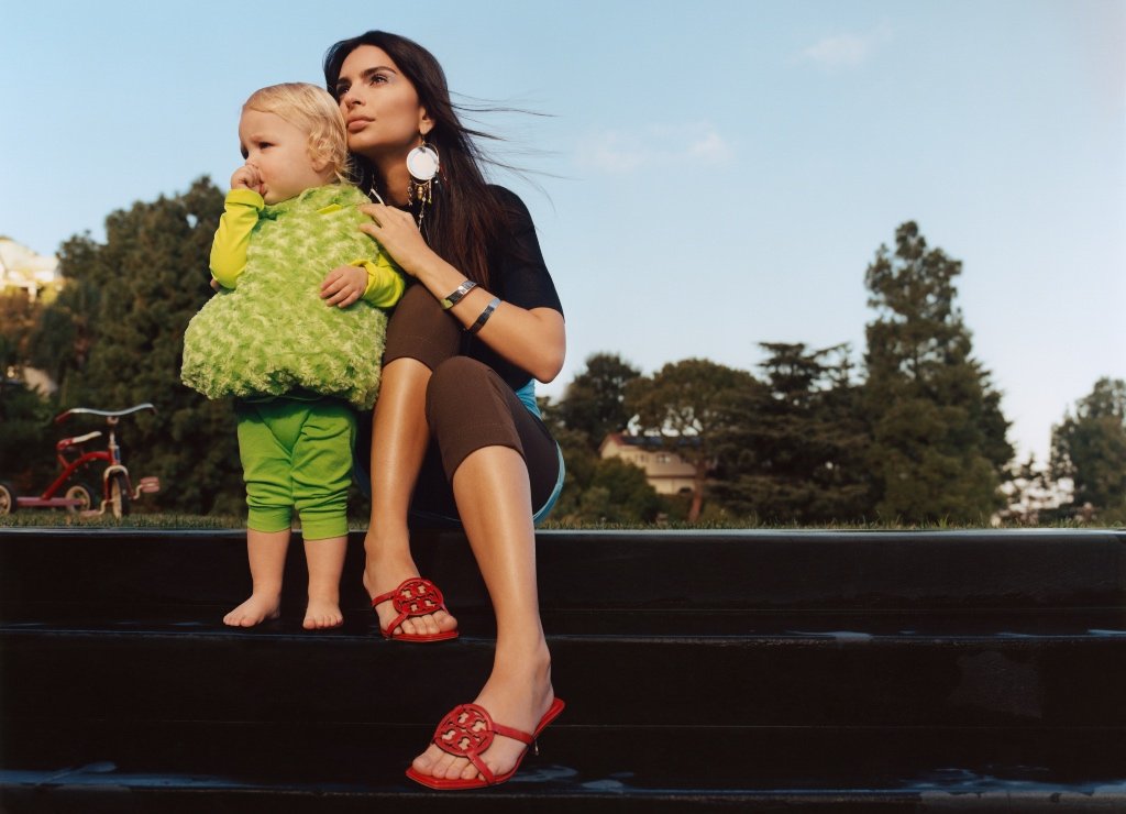 Emily Ratajkowski en haar zoon Sylvester Apollo Bear in Tory Burch campagne