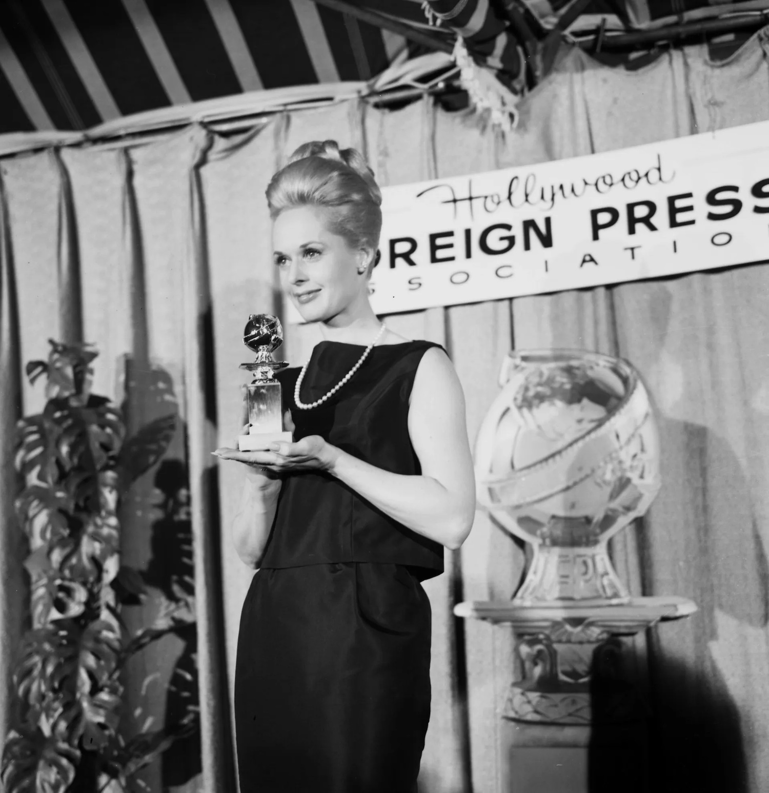 Tippi Hedren in 1964 tijdens de Golden Globes