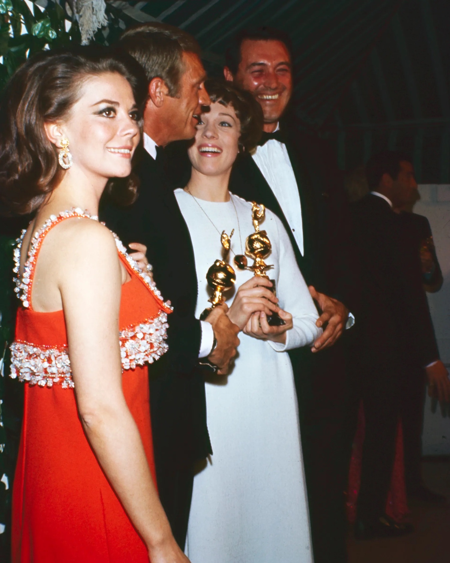 Natalie Wood, Steve McQueen, Julie Andrews en Rock Hudson poseren voor een foto tijdens de Golden Globes van 1967