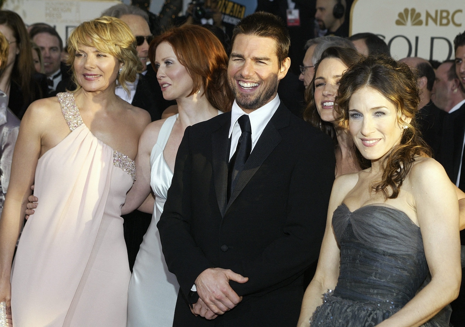 Acteur Tom Cruise poseert met de actrices van 'Sex and the City' tijdens de Golden Globes van 2004