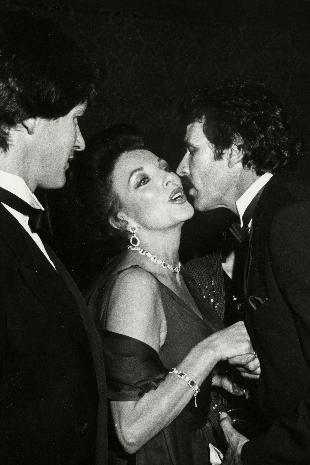 Oogverblindend in diamanten mengt Joan Collins zich tijdens de 40e jaarlijkse Golden Globes