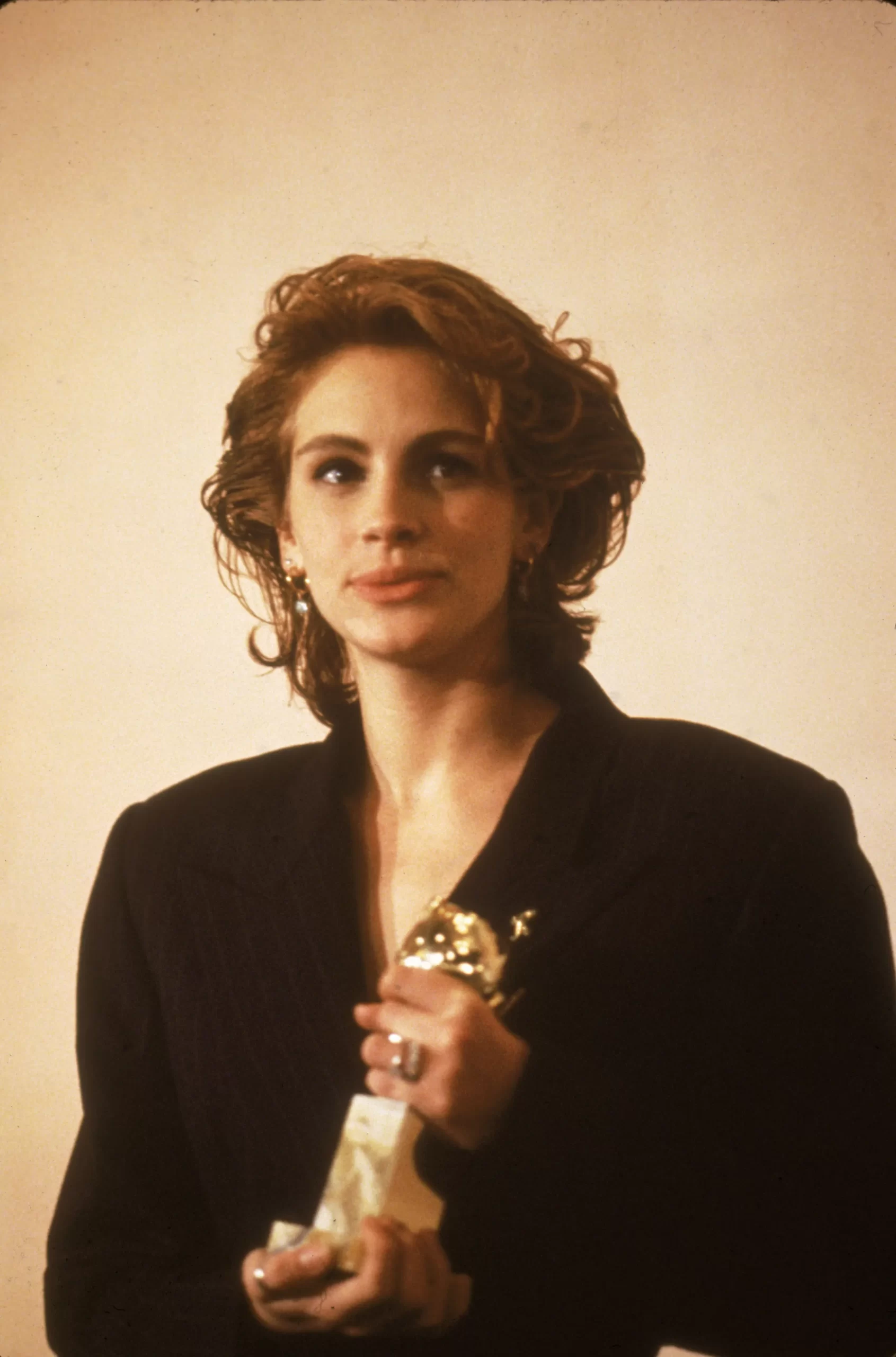 De 23-jarige Julia Roberts op de foto met haar Beste Actrice-award voor haar rol als Vivian Ward in 'Pretty Woman'