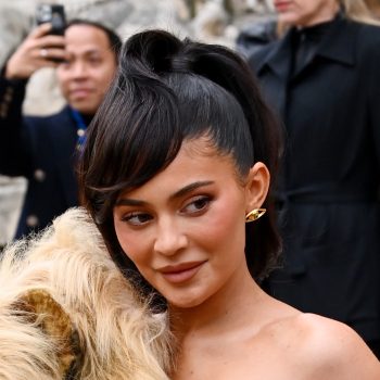 kylie-jenner-verschijnt-bij-coutureshow-schiaparelli-in-jurk-met-enorme-leeuwenkop-239389