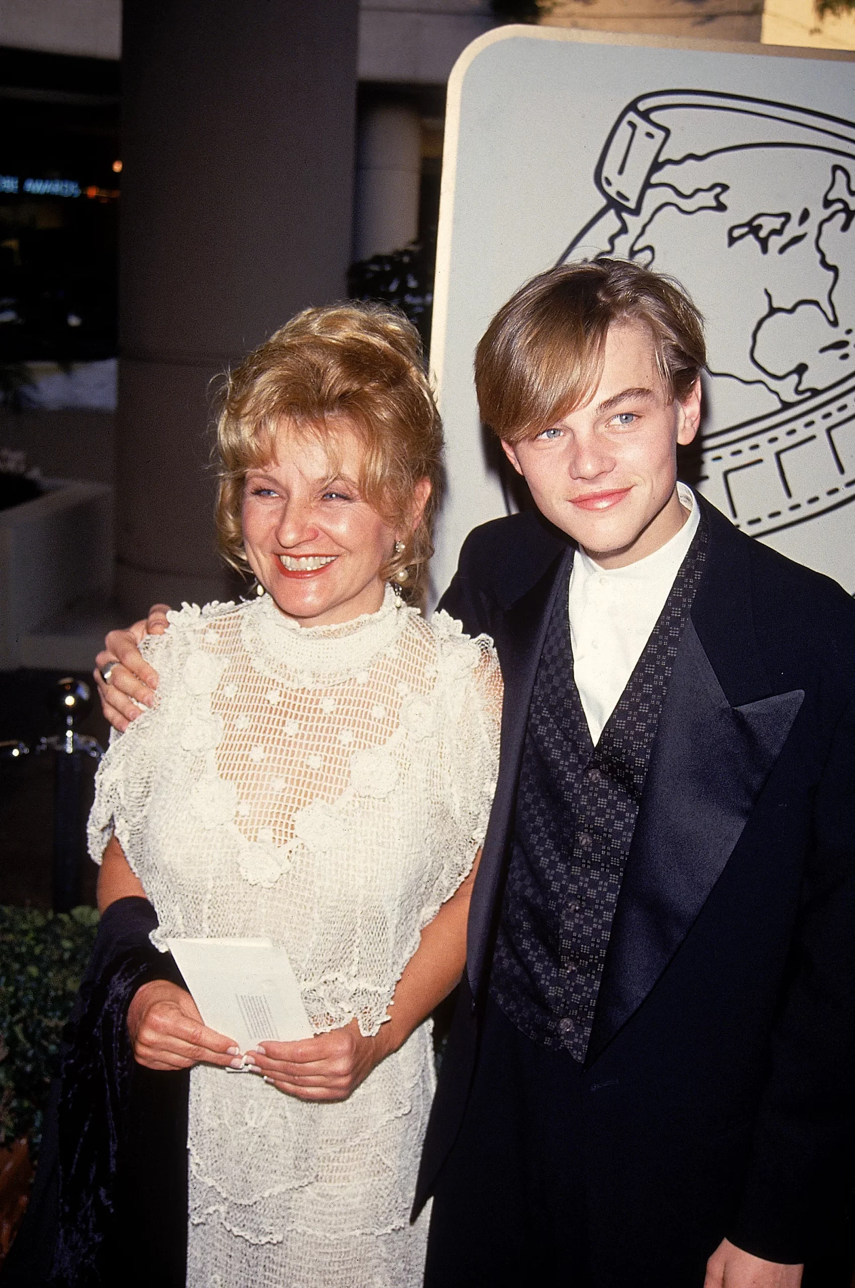 Leonardo DiCaprio woonde de ceremonie van 1994 bij met zijn moeder Irmelin Indenbirken