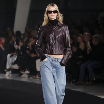 move-over-cropped-jeans-deze-ultralange-jeans-maakt-een-comeback-in-2023-239216